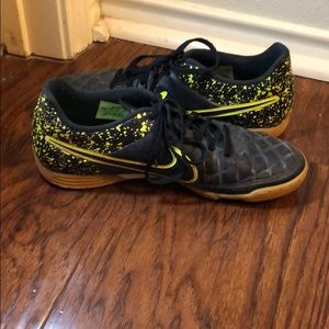 MENS SIZE 10 Indoor cleats/boots